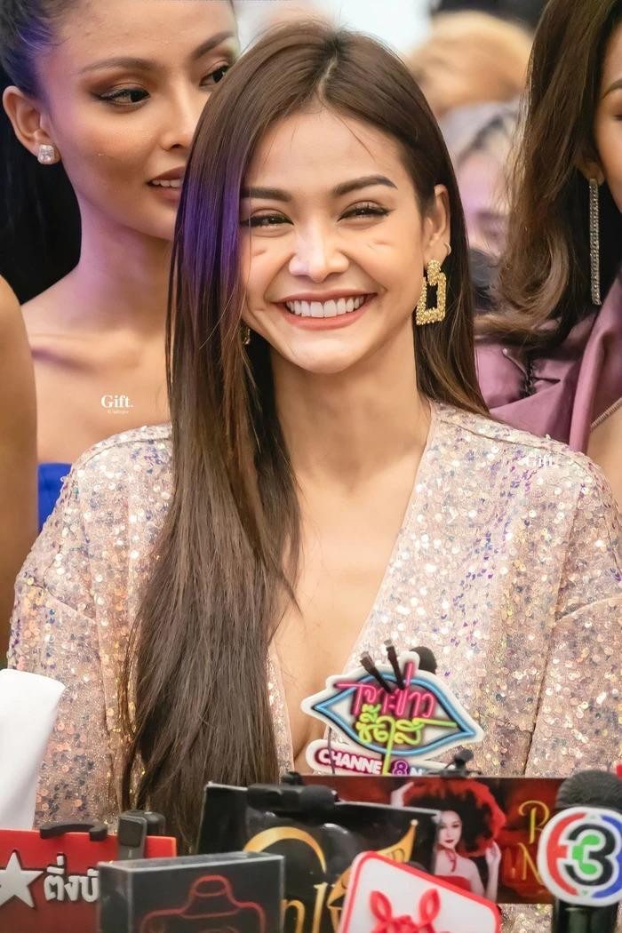 Á hậu Engfa được đón chào nồng nhiệt nhất. Á hậu Engfa được đón chào nồng nhiệt nhất.