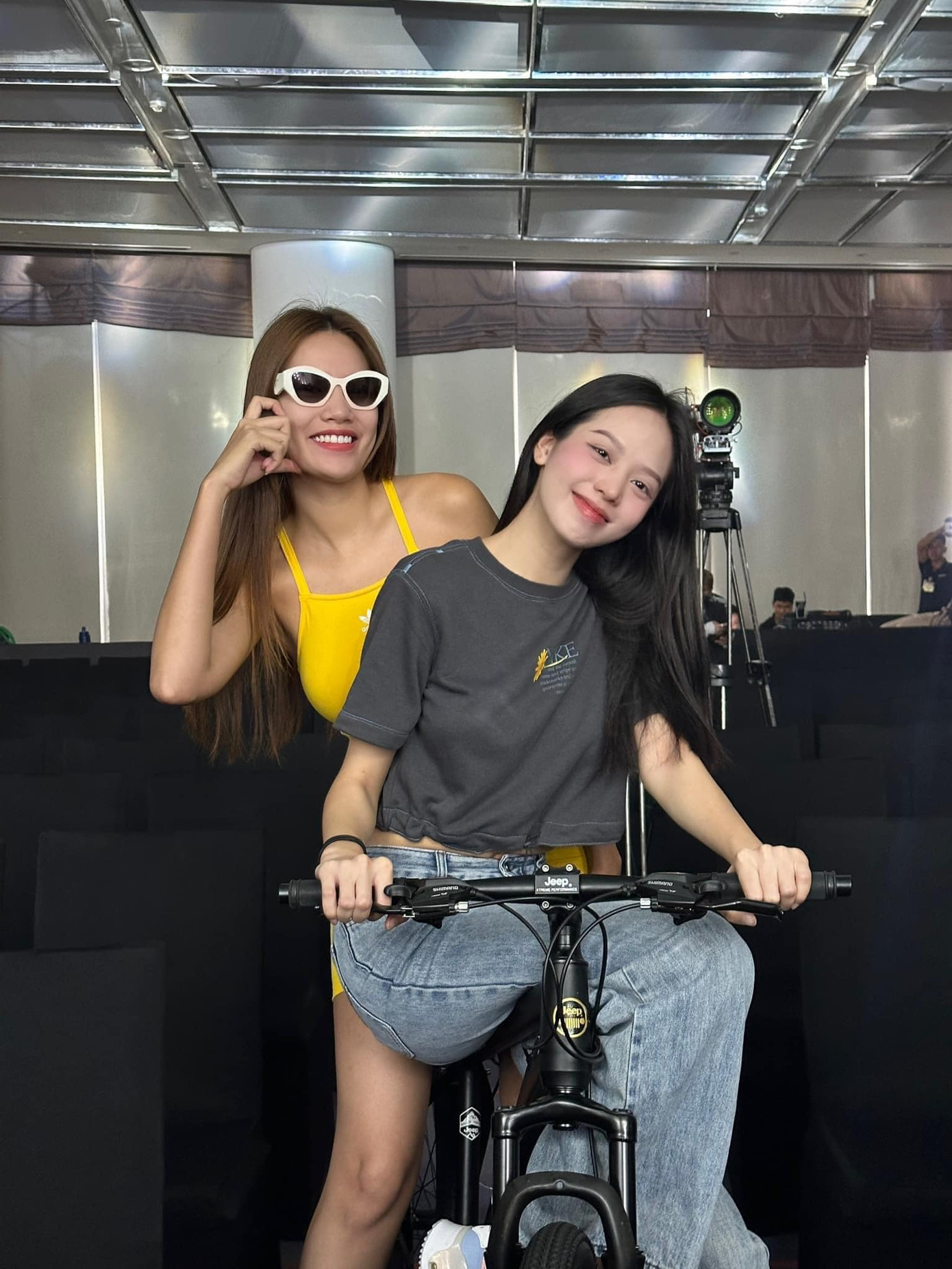 Nàng hậu cảm ơn hai đàn chị Lê Hoàng Phương và Lương Thùy Linh.