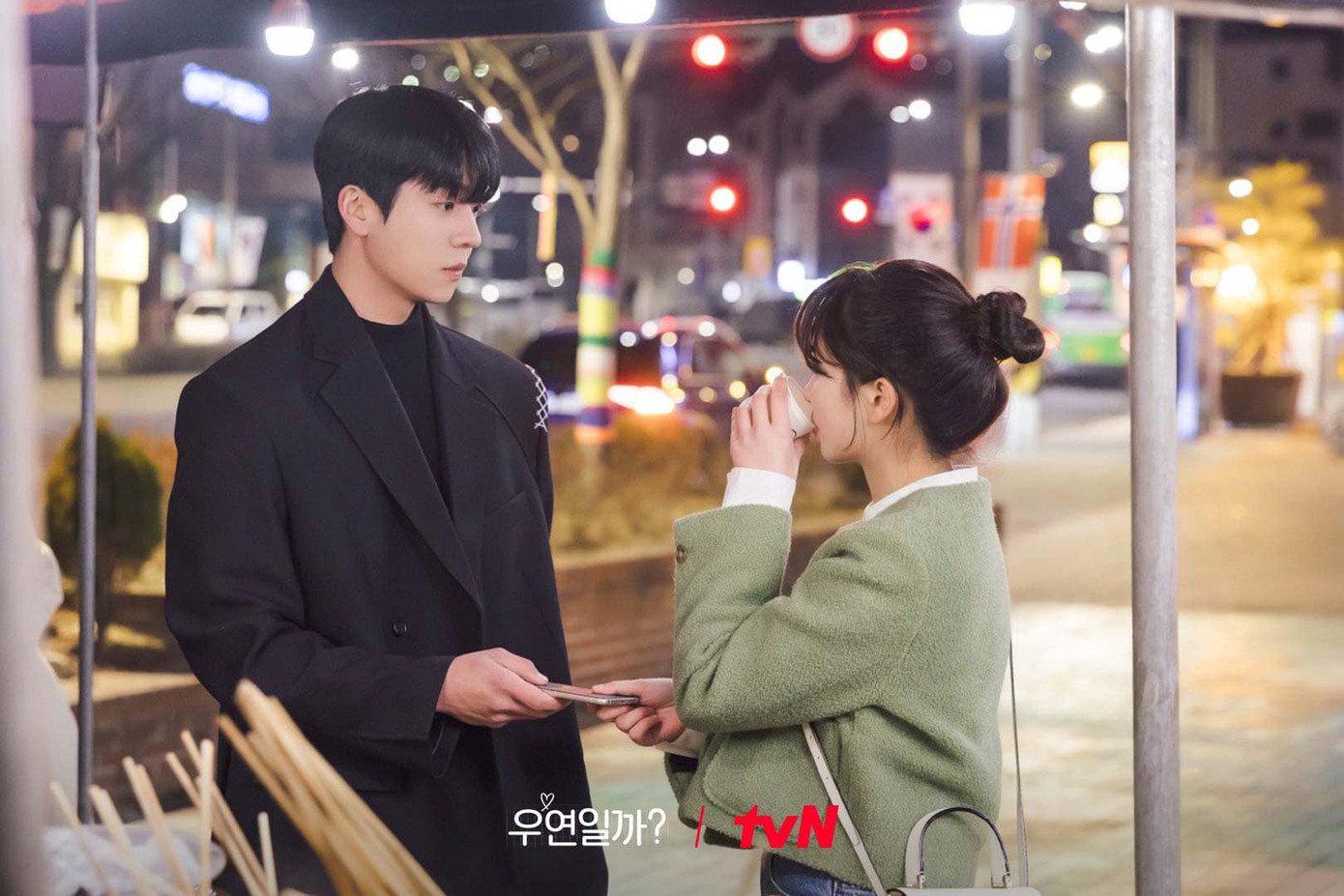 Phim cũng bắt đầu từ hiện tại rồi quay ngược về quá khứ.