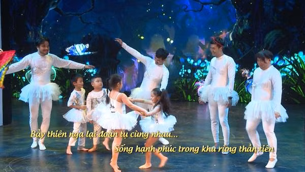 Bốn ông bố cùng các con tham gia một vở kịch.