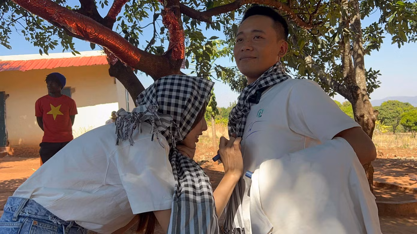 Quang Linh rất trân trọng chiếc áo được Thùy Tiên ký tặng