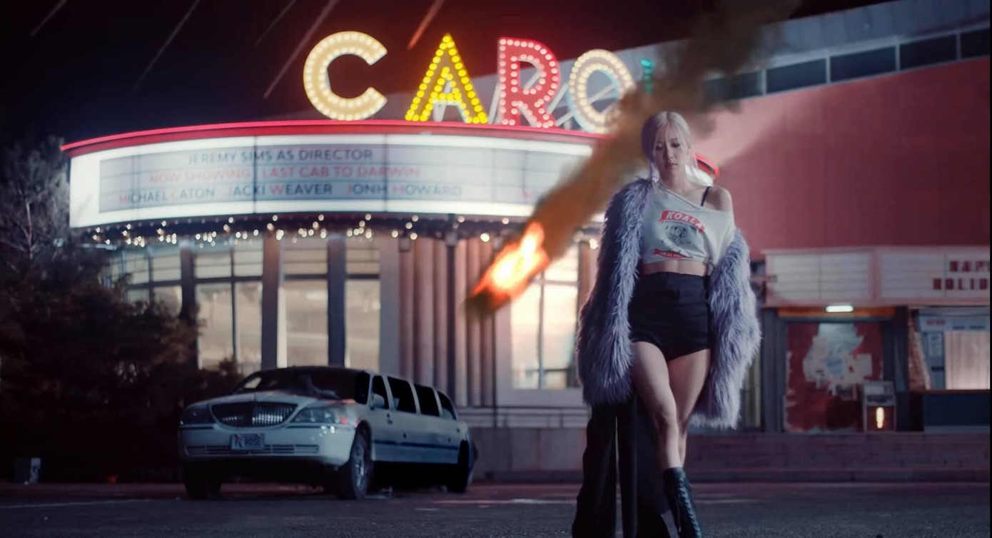 Cô luôn thấy buốt giá khi quay ngoài trời Cô luôn thấy buốt giá khi quay ngoài trời