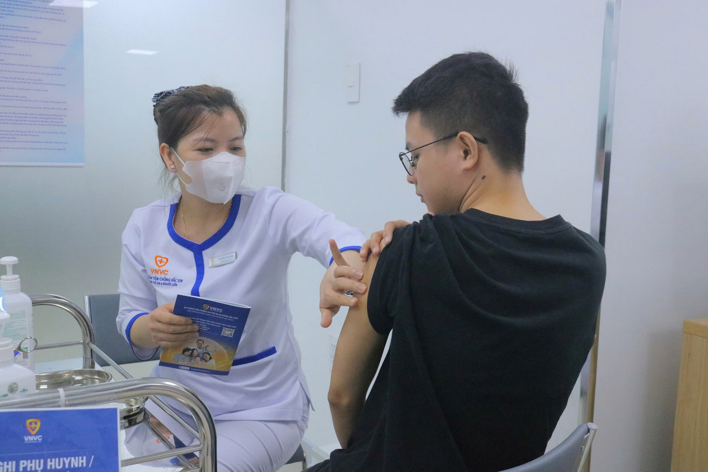 Một bạn trẻ tiêm vắc xin phòng sốt xuất huyết, chiều 20/9.