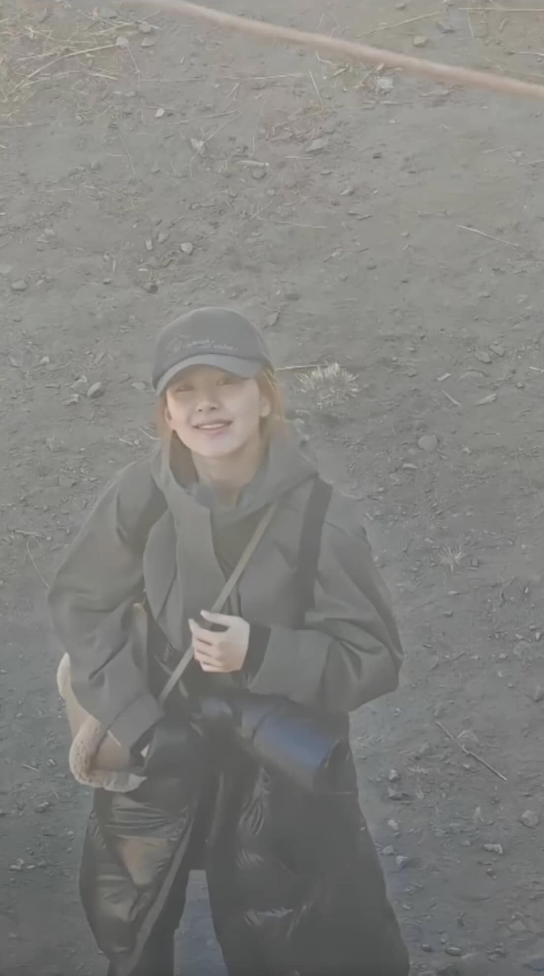 Nữ diễn viên đi chưa vững nhưng lên tận vùng núi làm từ thiện.