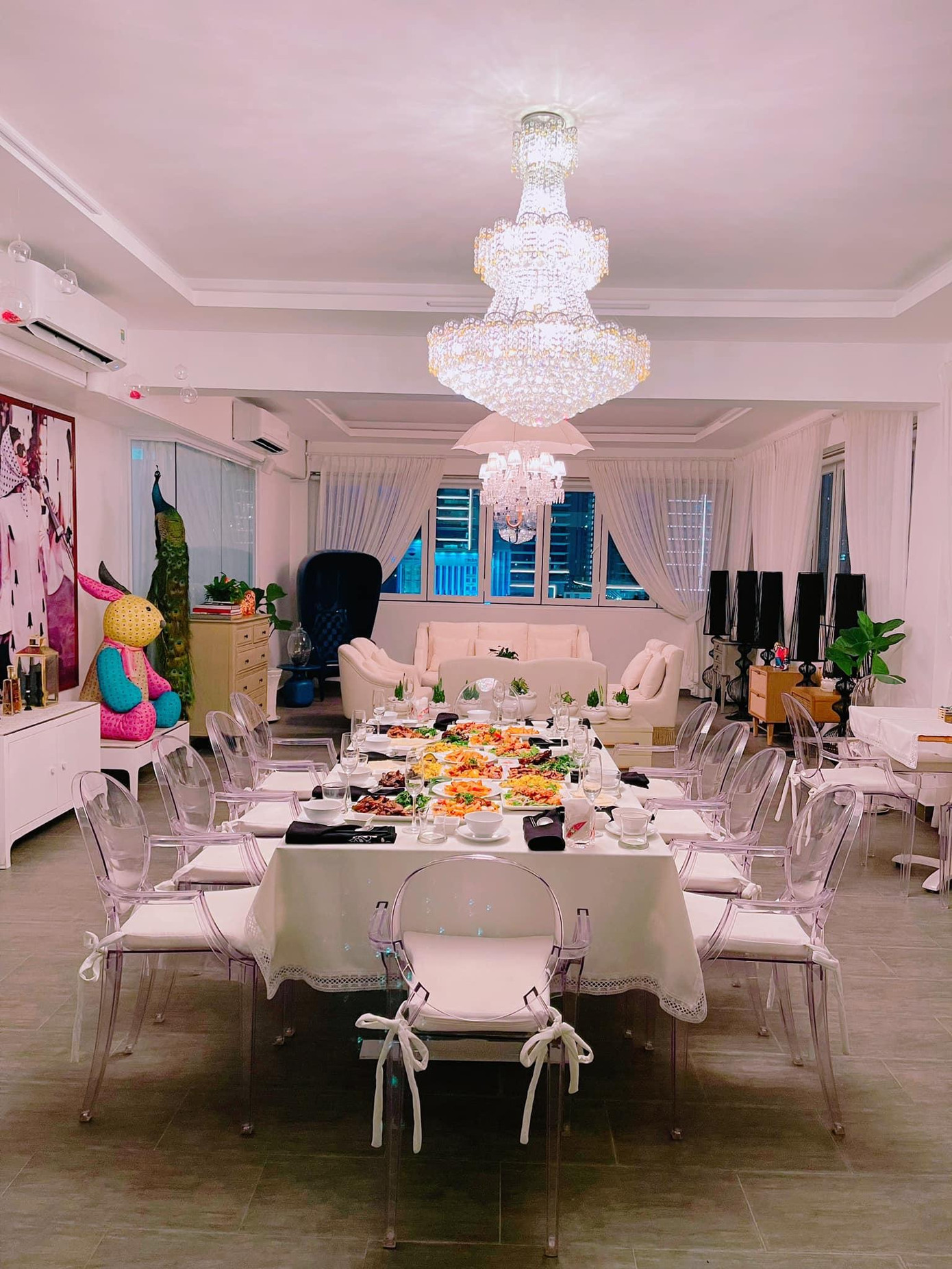 Phòng ăn trong cơ ngơi của Lý Nhã Kỳ. Phòng ăn trong cơ ngơi của Lý Nhã Kỳ.