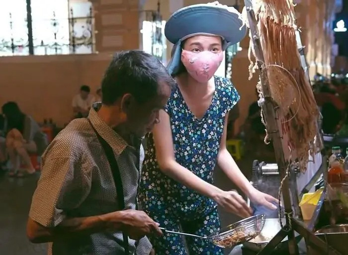 Bộ đồ này được Thùy Tiên mượn lén của mẹ mình