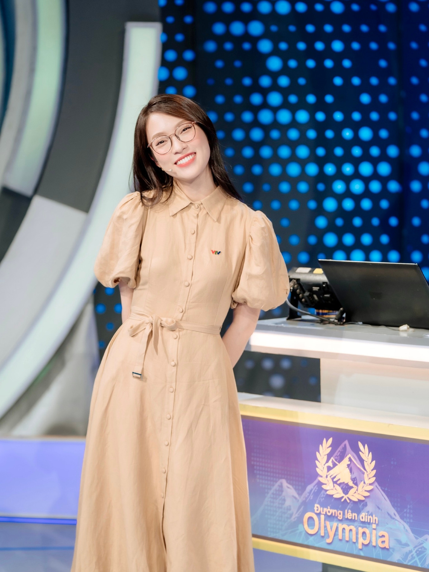 MC Khánh Vy rất hào hứng được gặp gỡ các bạn sinh viên.