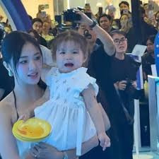 Khán giả xót xa khi Pam khóc nức nở vì sợ hãi khi tham dự sự kiện đông người.