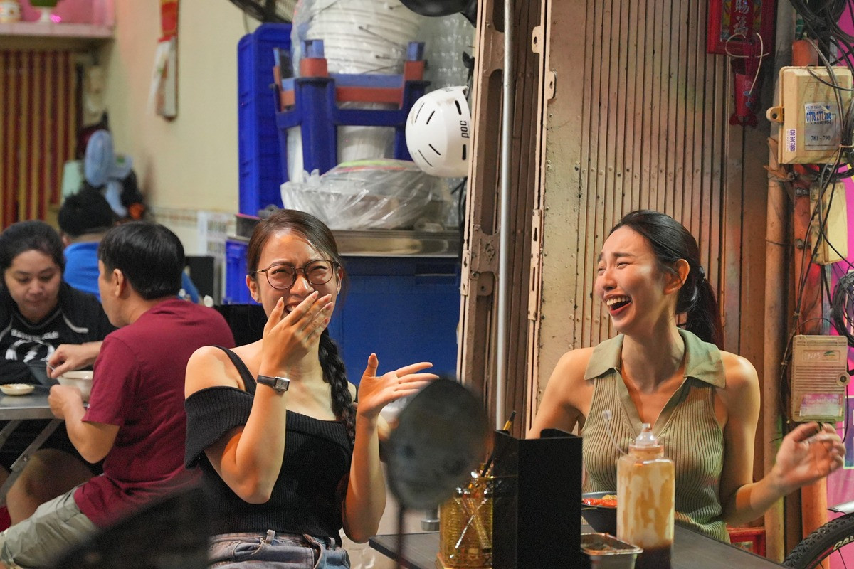 Câu mời cơm của Khánh Vy đã gây tranh cãi.