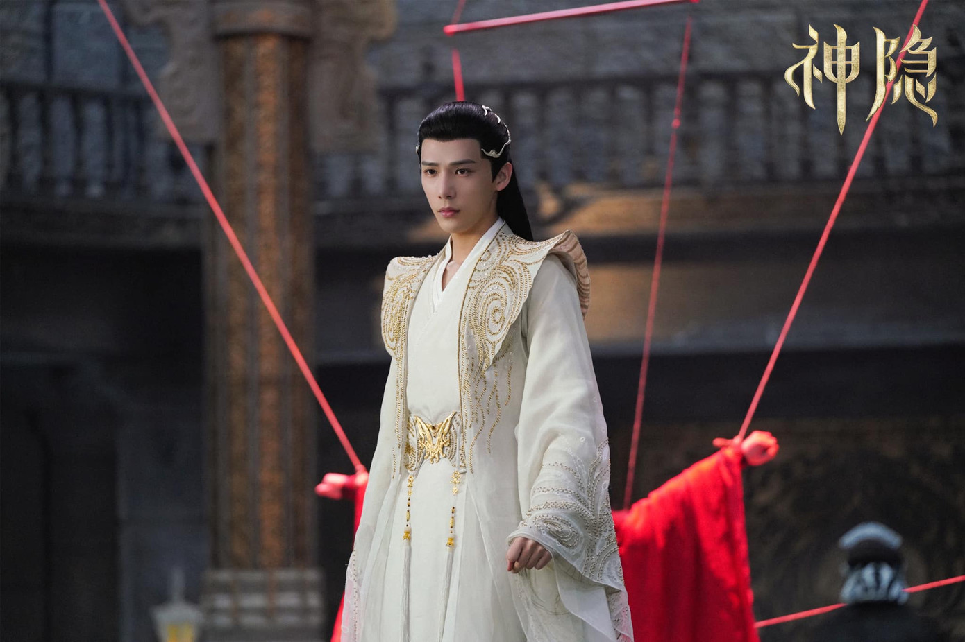 Trang phục của Vương An Vũ được đầu tư khá kỹ.