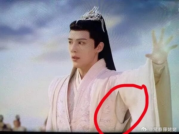 Nhưng hóa ra là do trang phục nhiều lớp gây hiểu lầm.