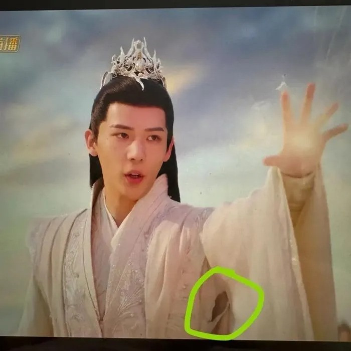 Vương An Vũ bị nghi ngờ mặc áo rách lên phim.