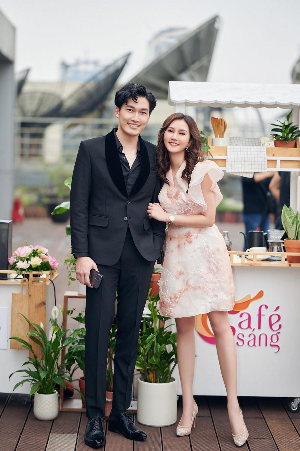 Đình Tú và Hương Giang đã thông báo chia tay sau hơn 5 năm bên nhau Đình Tú và Hương Giang đã thông báo chia tay sau hơn 5 năm bên nhau