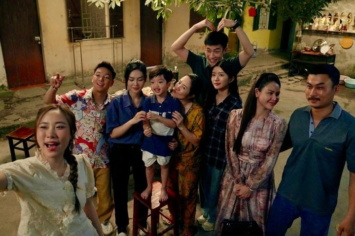 "Dịu Dàng Màu Nắng" xoay quanh một xóm trọ nghèo. "Dịu Dàng Màu Nắng" xoay quanh một xóm trọ nghèo.