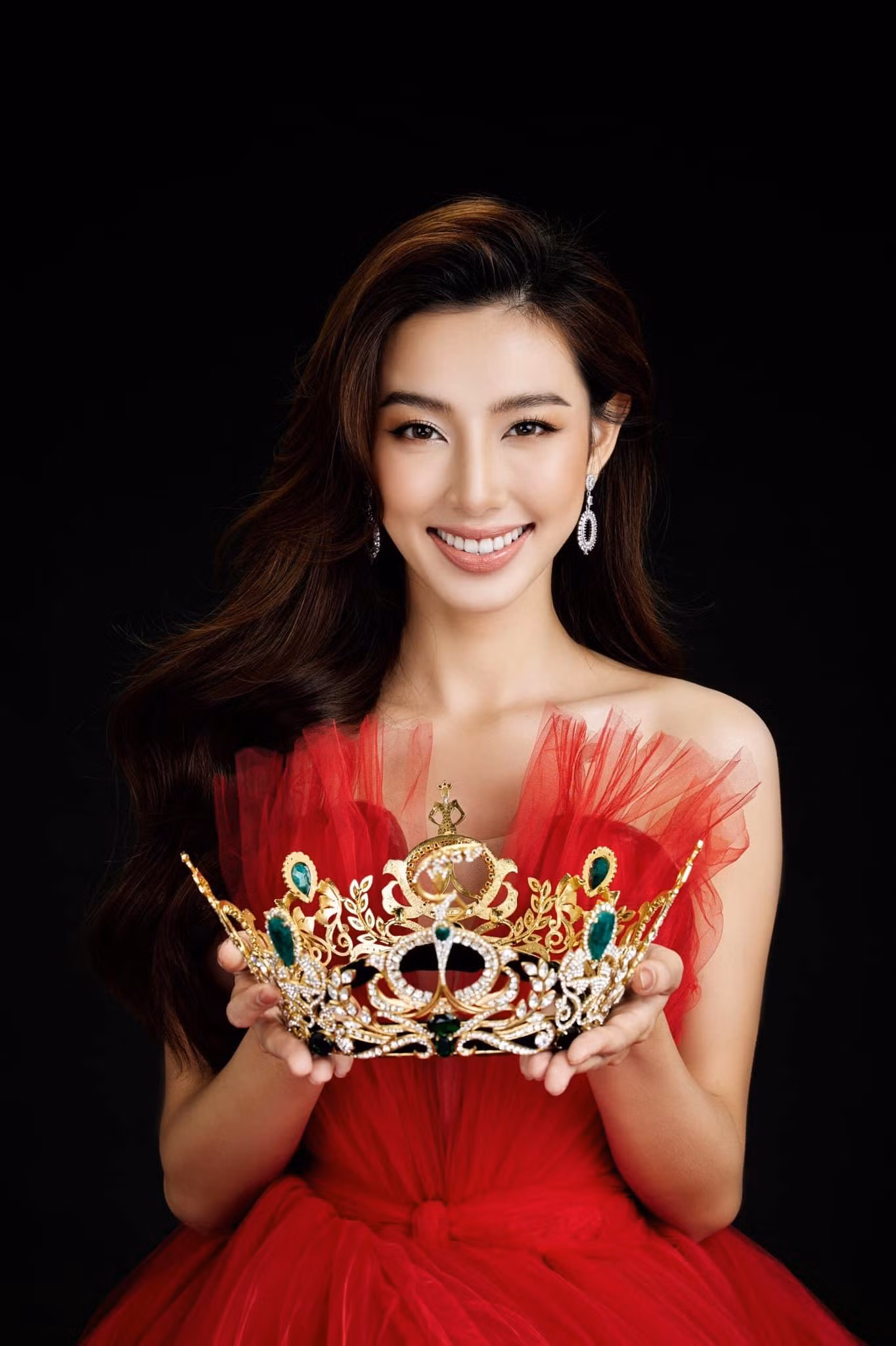 Thùy Tiên đã mang vương miện về Việt Nam Thùy Tiên đã mang vương miện về Việt Nam