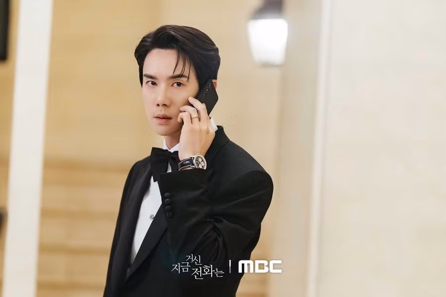 Baek Sa Eon rất thích khoe nhẫn cưới.