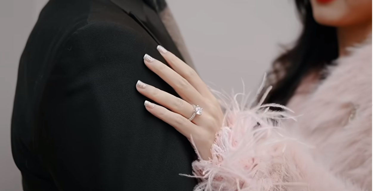 Midu không đeo nhẫn đính hôn mà cô từng khoe trong clip. Midu không đeo nhẫn đính hôn mà cô từng khoe trong clip.