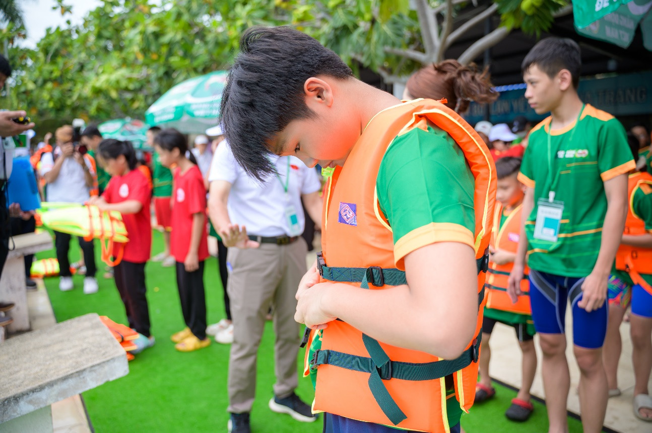 Khi tham gia các sân chơi dưới nước nói riêng và thể thao nói chung, trẻ không chỉ hình thành các kỹ năng sinh tồn cần thiết, mà còn nâng cao sức khỏe thể chất và rèn luyện ý chí bền bỉ cho bản thân