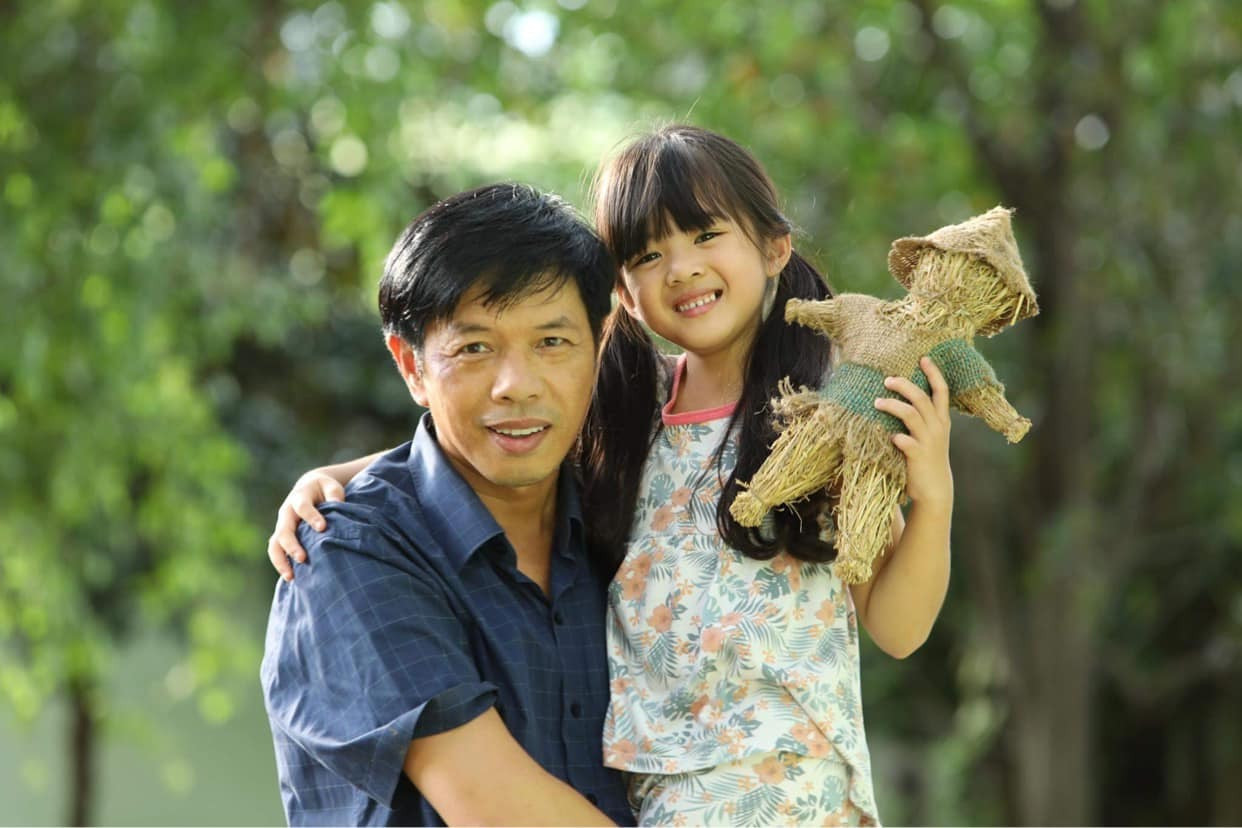 Mô gù trở thành "người mẹ bất đắc dĩ" của Hạt Dẻ. Mô gù trở thành "người mẹ bất đắc dĩ" của Hạt Dẻ.