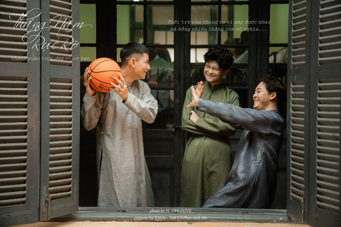 Các bạn nam mặc áo dài ngũ thân. Ảnh: V'Style. Các bạn nam mặc áo dài ngũ thân. Ảnh: V'Style.