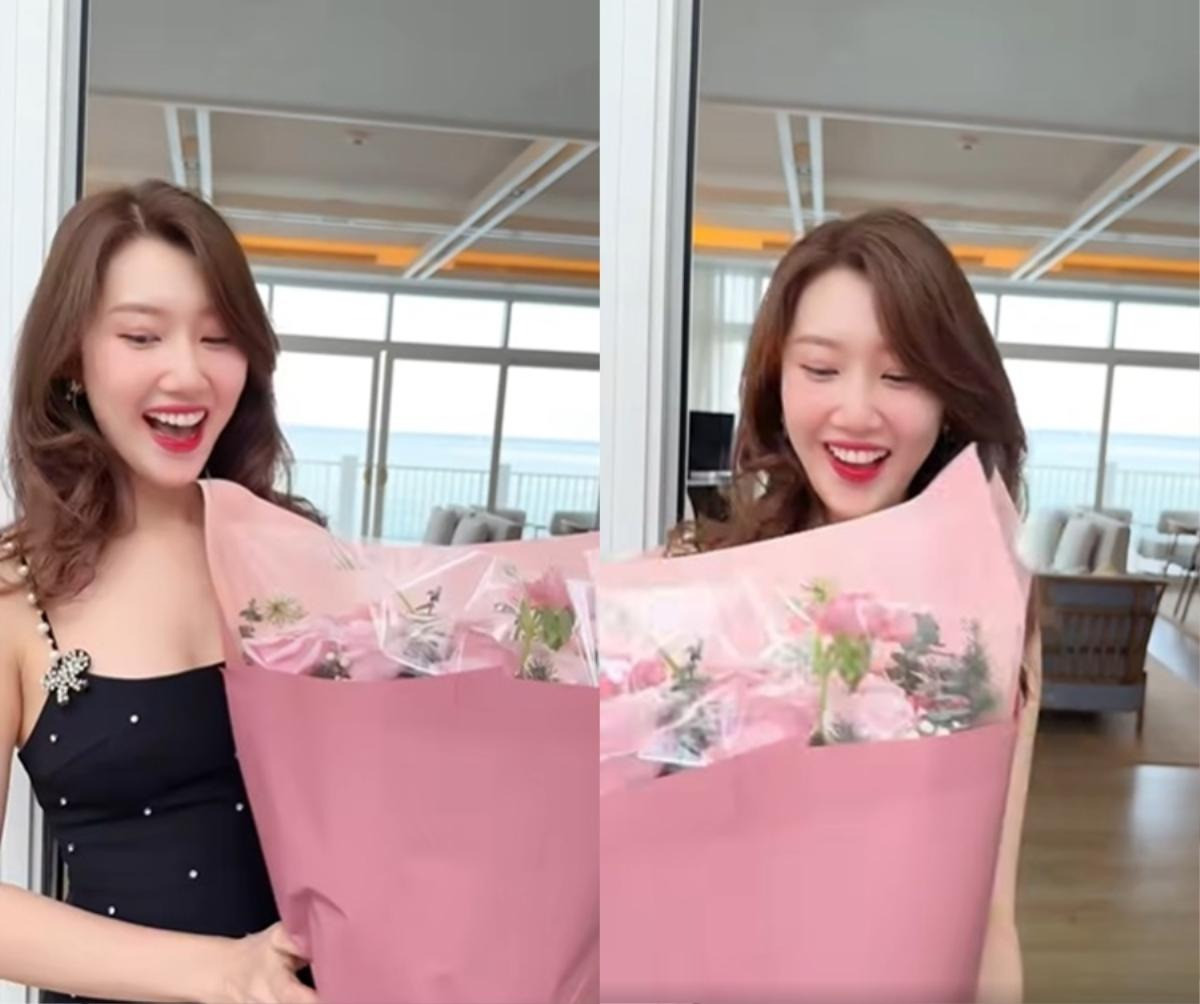 Thúy Ngân hạnh phúc khi được tặng hoa. Thúy Ngân hạnh phúc khi được tặng hoa.