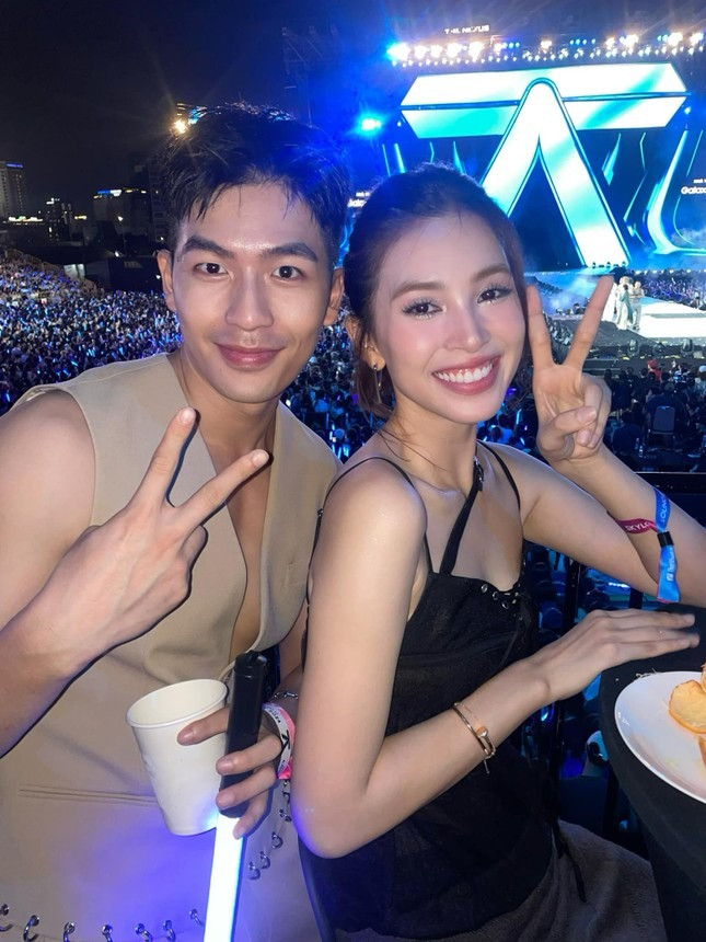 Tiểu Vy, Quốc Anh liên tục sánh đôi từ công việc đến đời thường.