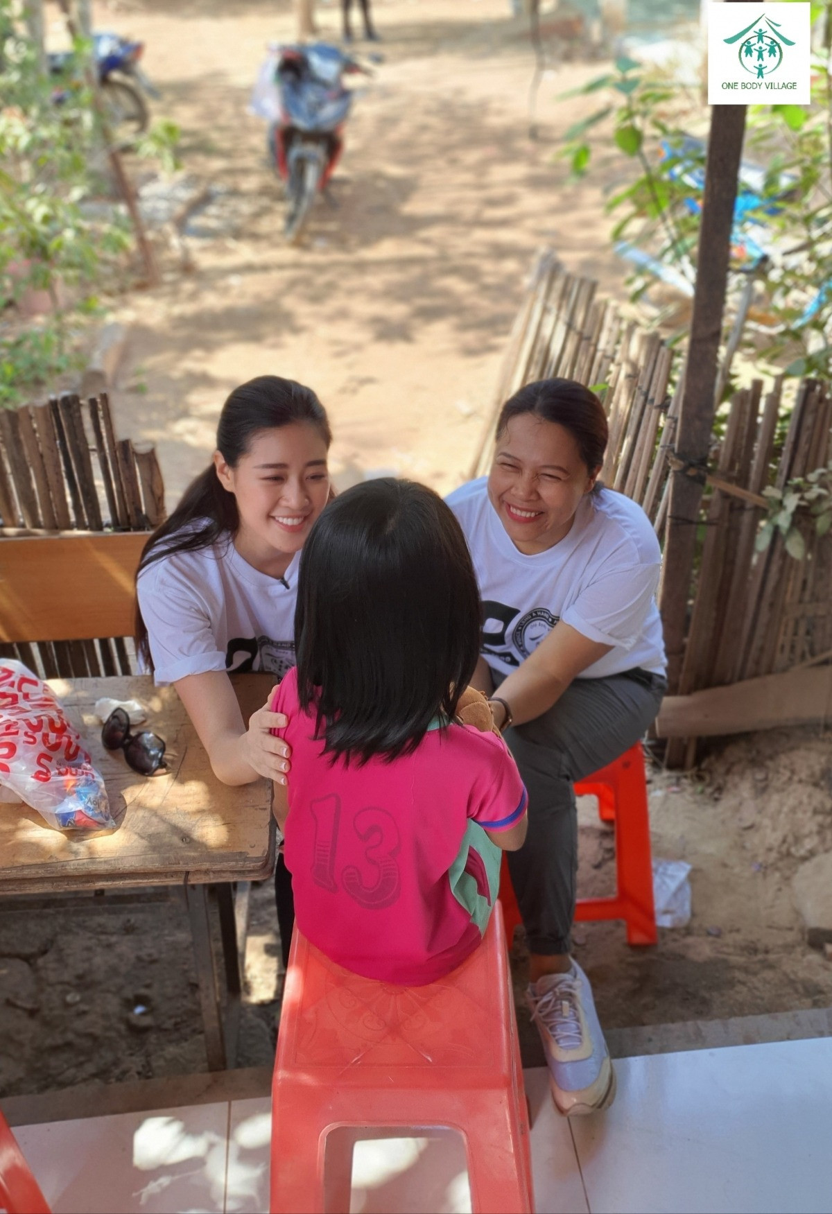 Hoa hậu Khánh Vân giúp đỡ trẻ em có nguy cơ hoặc bị xâm hại. Hoa hậu Khánh Vân giúp đỡ trẻ em có nguy cơ hoặc bị xâm hại.