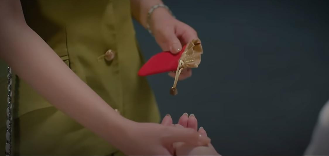 Trang trả lại vòng và quyết định rời khỏi công ty Hoàng Kim Trang trả lại vòng và quyết định rời khỏi công ty Hoàng Kim