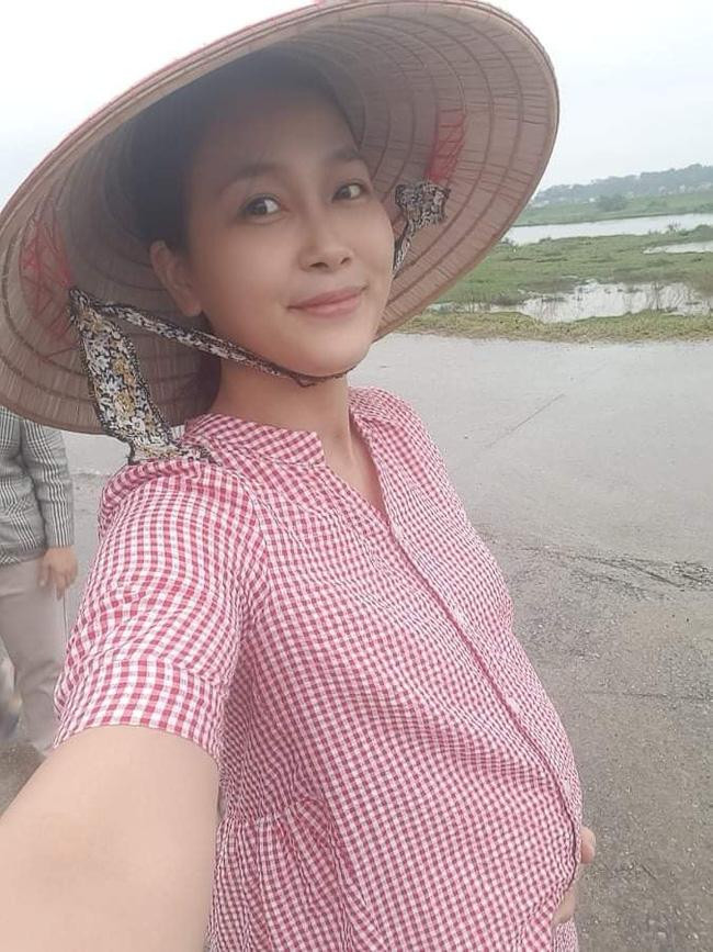 Những hình ảnh của bà Nga thời trẻ chưa xuất hiện trên phim Những hình ảnh của bà Nga thời trẻ chưa xuất hiện trên phim