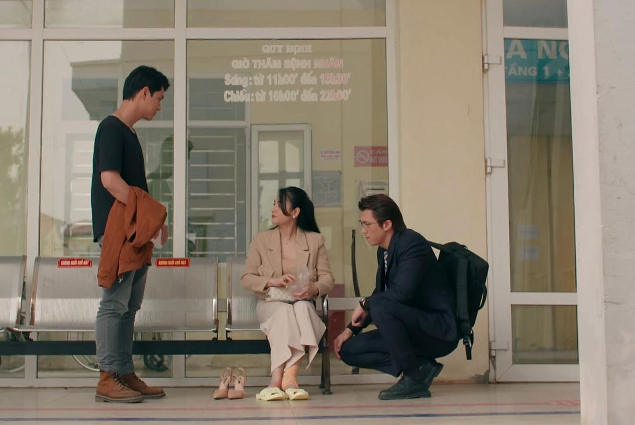 Biết Lệ đã có chồng nhưng Thanh vẫn ân cần quan tâm.