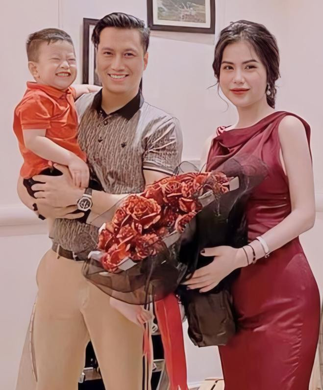 Việt Anh và Hương Trần vẫn đi ăn sau khi ly hôn. Việt Anh và Hương Trần vẫn đi ăn sau khi ly hôn.