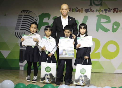 CEO Nguyễn Bá Hùng trong một cuộc thi tài năng nhí tại IQ School, thể hiện sự đam mê và cam kết của mình đối với nền giáo dục mầm non tại Việt Nam.