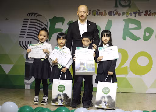 CEO Nguyễn Bá Hùng trong một cuộc thi tài năng nhí tại IQ School, thể hiện sự đam mê và cam kết của mình đối với nền giáo dục mầm non tại Việt Nam.