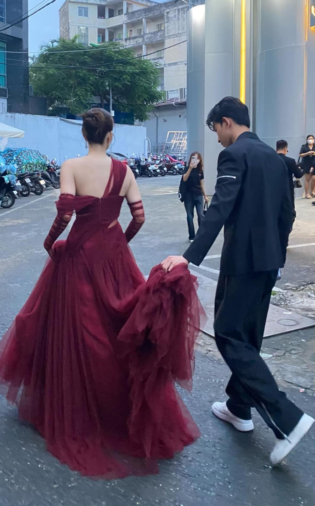 Nam diễn viên luôn ân cần với bạn diễn. Nam diễn viên luôn ân cần với bạn diễn.