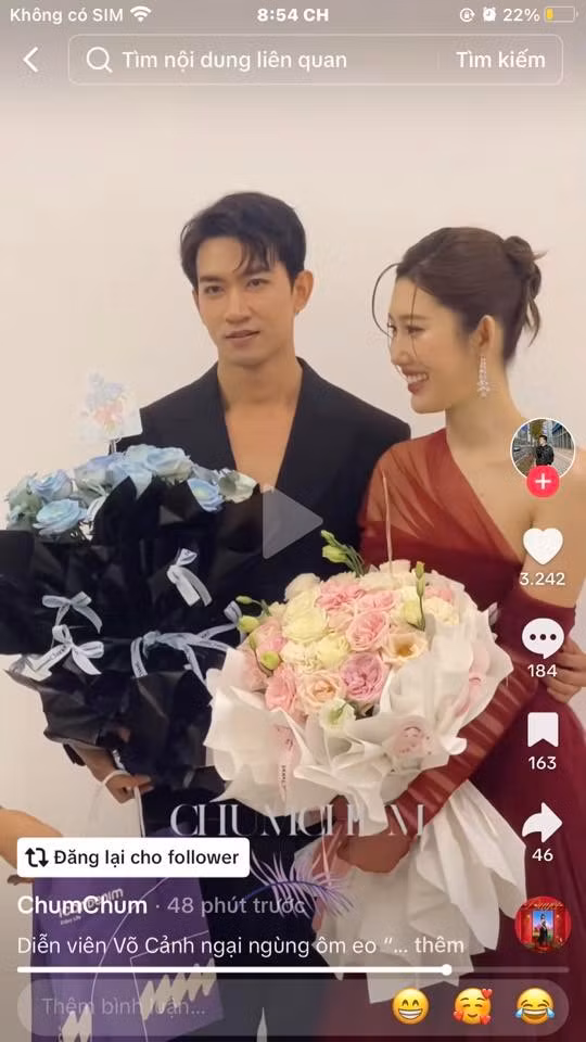 Nam diễn viên luôn ân cần với bạn diễn.