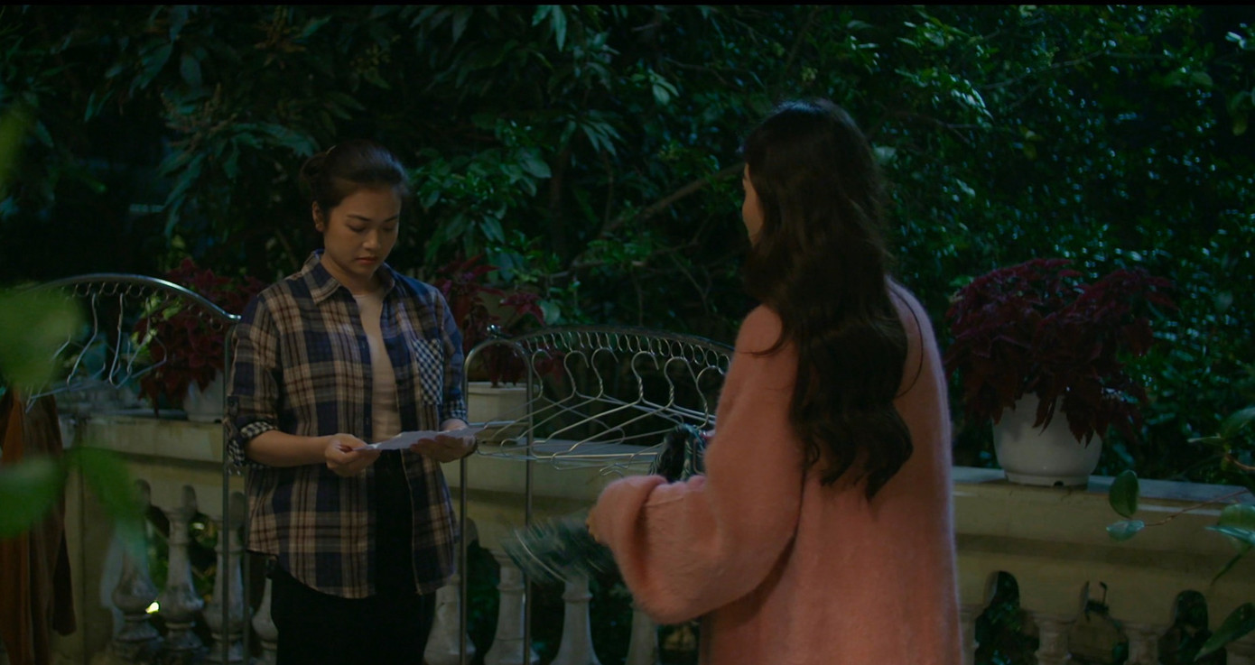 Phương và Trâm Anh phát hiện chuyện khả nghi. Phương và Trâm Anh phát hiện chuyện khả nghi.