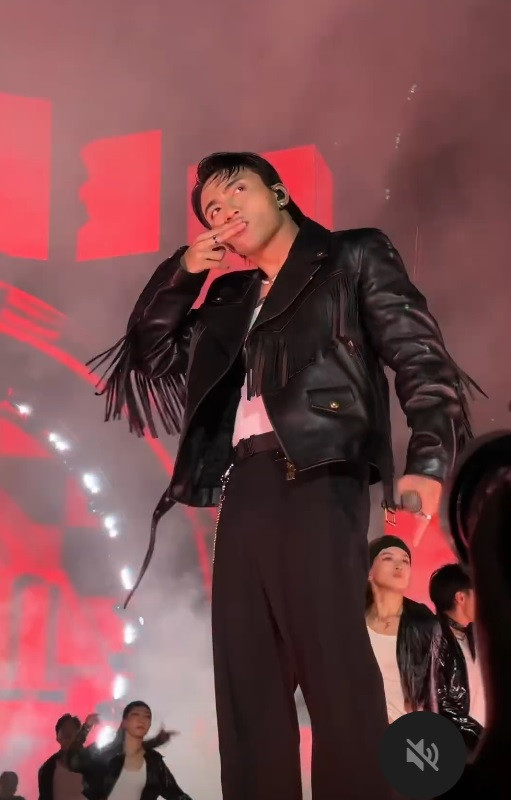 SOOBIN cực ngầu trong set đồ đen.