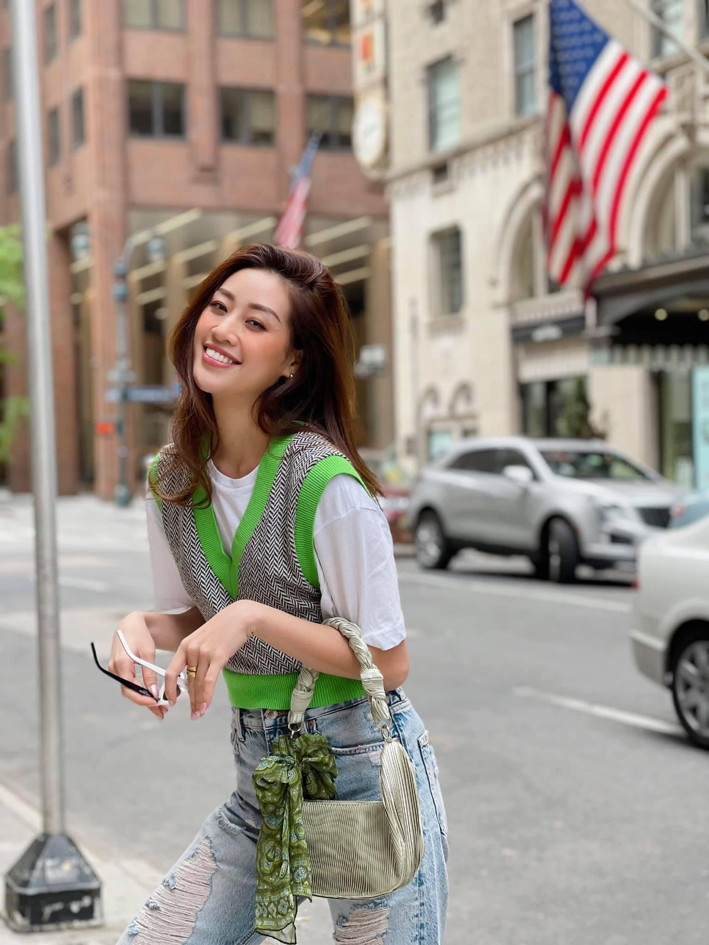 Netizen thắc mắc cô xoay xở với chỗ hành lý này như thế nào khi ở lại Mỹ