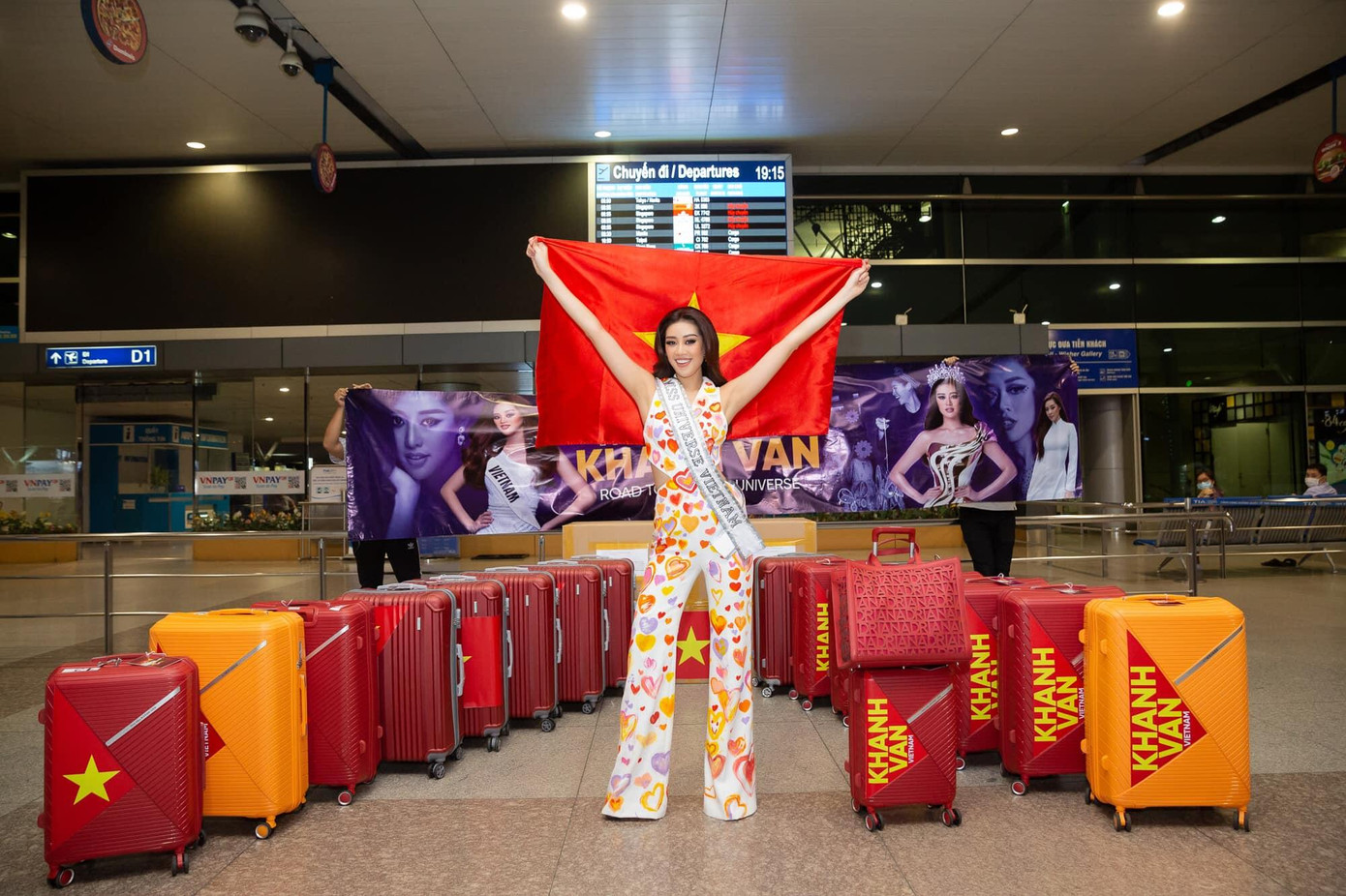 Khánh Vân mang tới 15 vali sang Mỹ