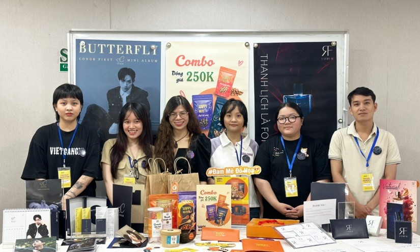 Hình ảnh sinh viên Arena và đồ án học kỳ 1 (thiết kế ấn phẩm truyền thông).