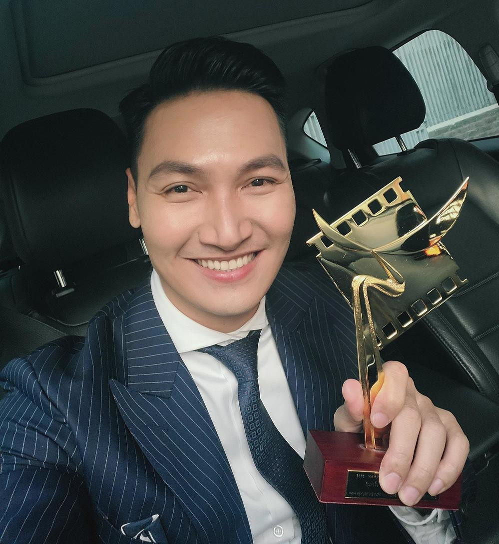 Nam diễn viên lộ đôi mắt đỏ hoe vì xúc động Nam diễn viên lộ đôi mắt đỏ hoe vì xúc động