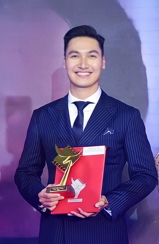 Mạnh Trường hạnh phúc với giải thưởng lớn đầu tiên trong sự nghiệp Mạnh Trường hạnh phúc với giải thưởng lớn đầu tiên trong sự nghiệp