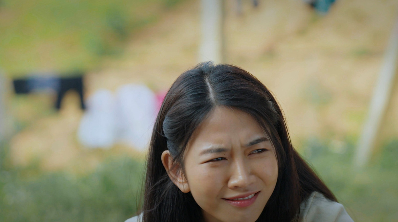 Những biểu cảm không biết là khóc hay cười của Lê Bống. Những biểu cảm không biết là khóc hay cười của Lê Bống.