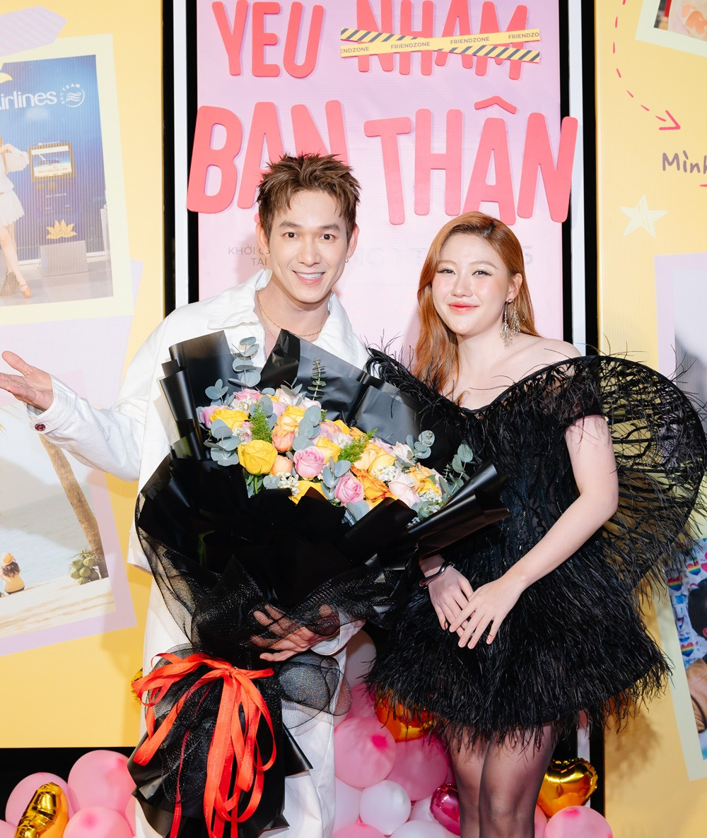 Hai người tiếp tục đi cùng nhau đến sự kiện ra mắt Yêu Nhầm Bạn Thân.