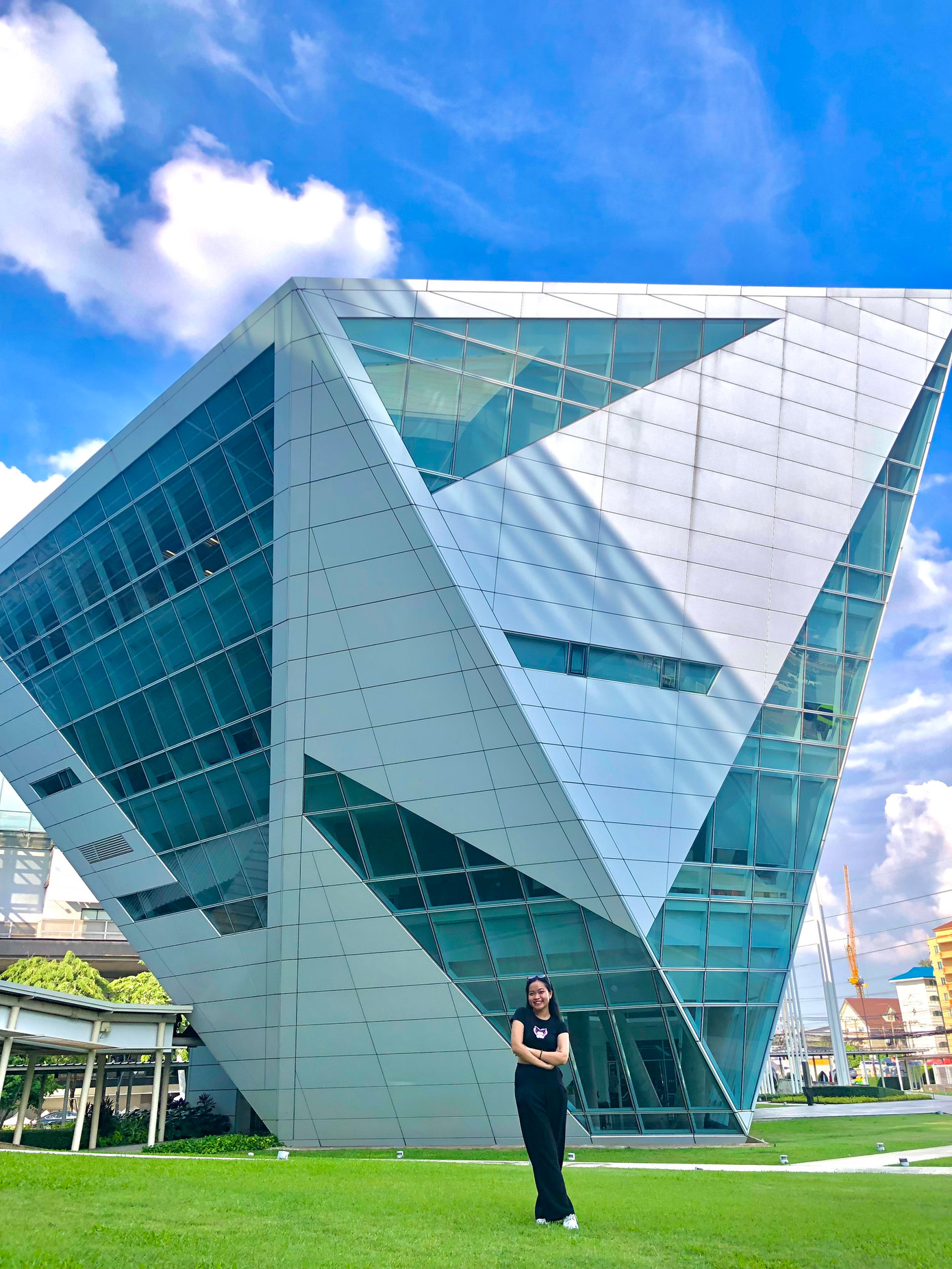 Kim Thanh đứng trước một trong hai tòa nhà BU Diamond