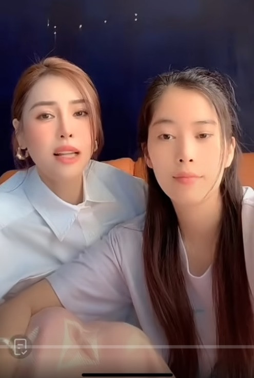 Nam Em sang nhà Quế Vân chơi và cùng nhau livestream trong lúc chờ xem Miss World.