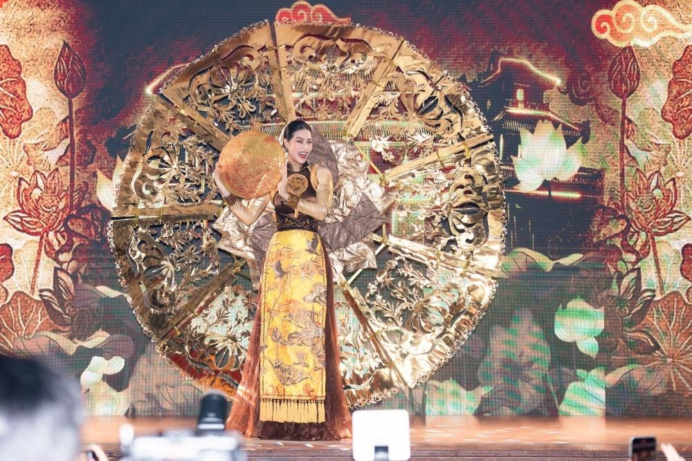 Cô diện lại bộ áo dài Trúc Chỉ Cô diện lại bộ áo dài Trúc Chỉ