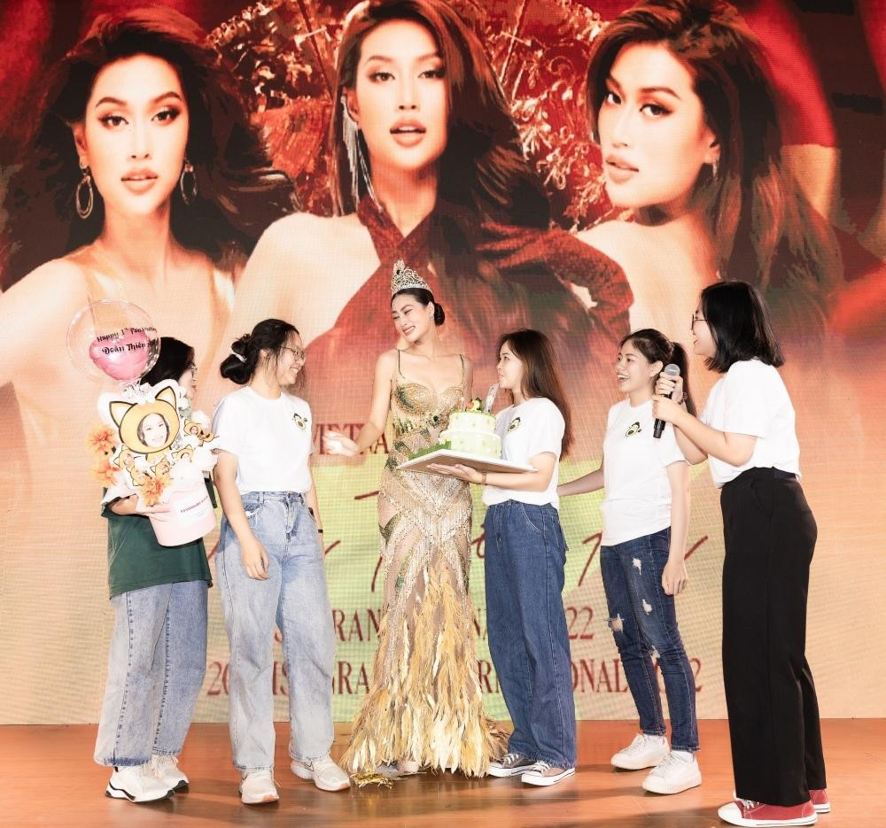 Thiên Ân cũng mặc lại bộ trang phục dạ hội lộng lẫy Thiên Ân cũng mặc lại bộ trang phục dạ hội lộng lẫy