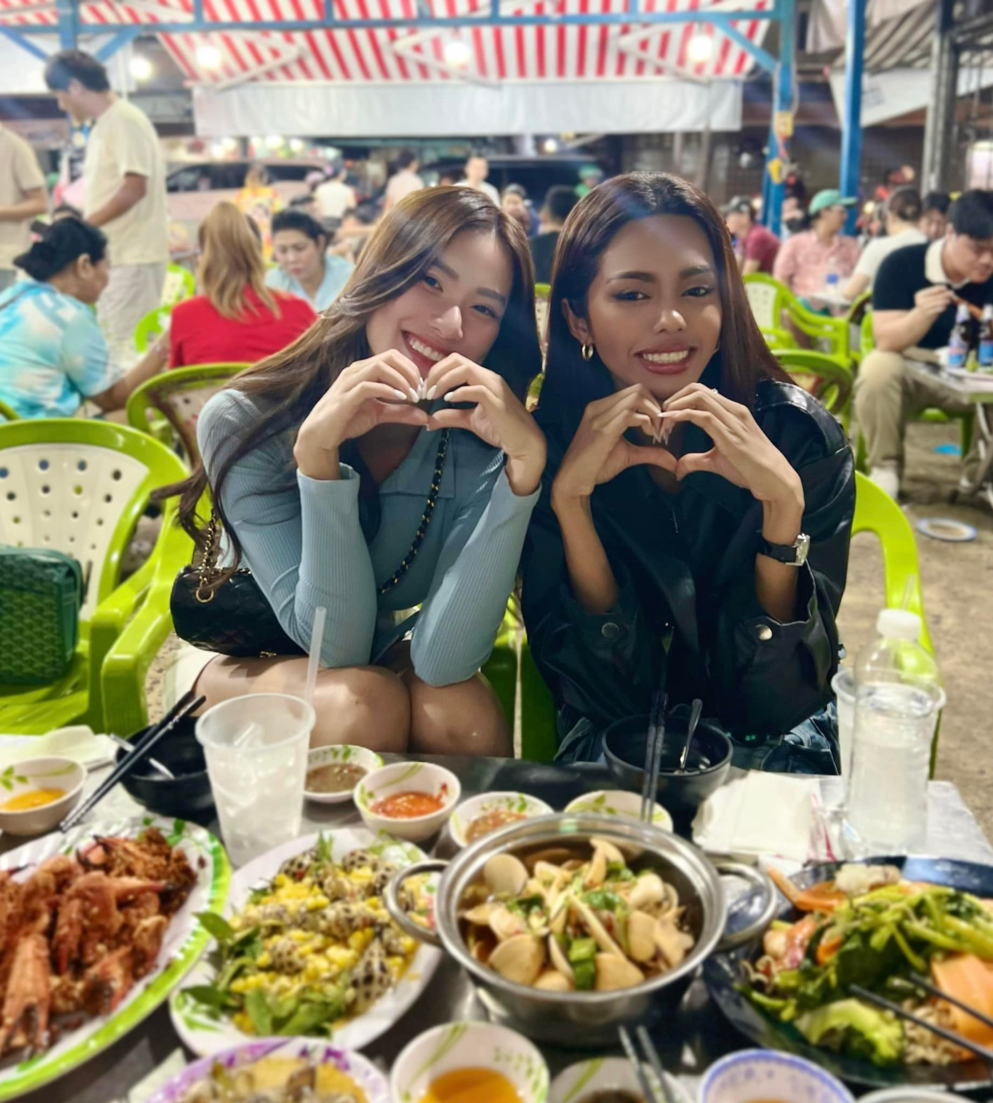 Kim Duyên rủ Miss Cosmo Campuchia đi ăn đúng món này. Kim Duyên rủ Miss Cosmo Campuchia đi ăn đúng món này.