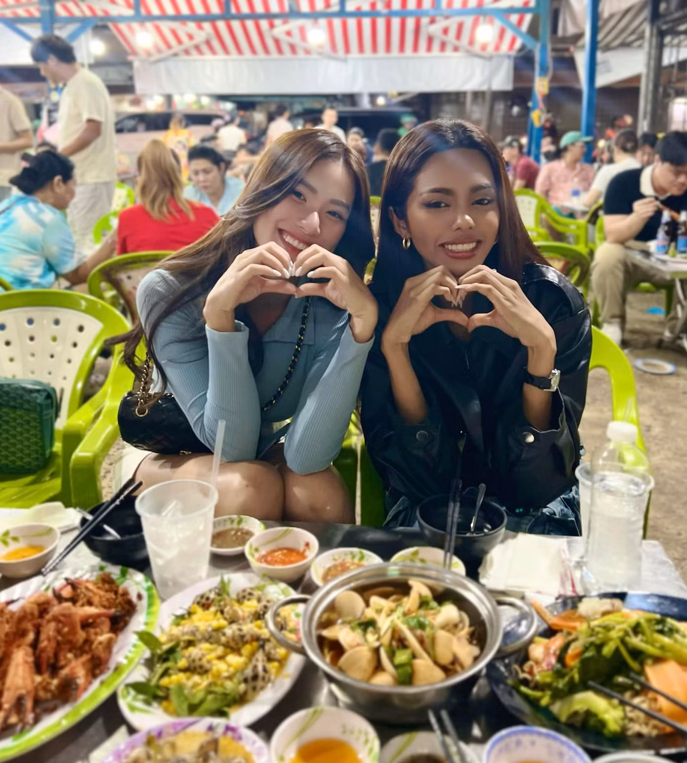 Kim Duyên rủ Miss Cosmo Campuchia đi ăn đúng món này.